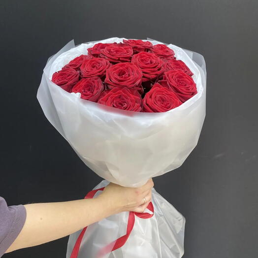 Букет из 15 роз "Red Naomi"