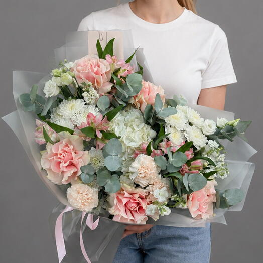 Букет с гортензией, розами Mondial Pink и маттиолой