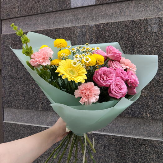 Букет из кустовых роз и ярких сантини