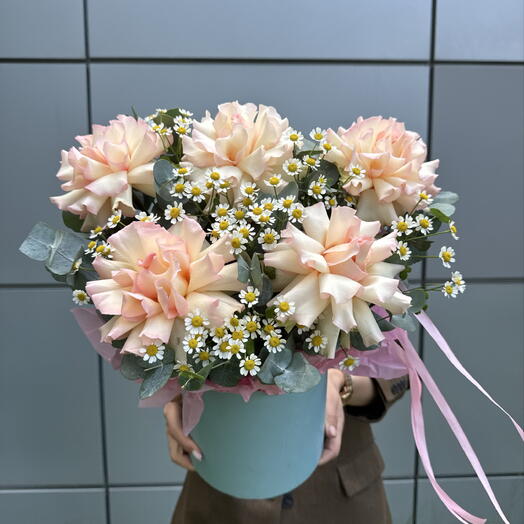 Композиция Лето и любовь💝: французские розы и ромашки в стильной коробке🎀