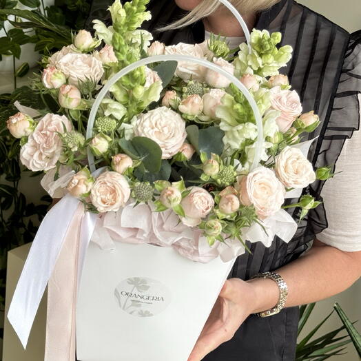 Композиция в сумочке из роз и артиринума 🤍🌸