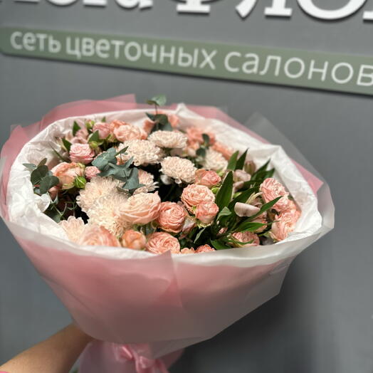 Букет с кустовой розой коралл