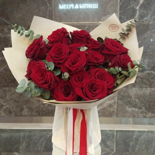 Красные розы с эвкалиптом
