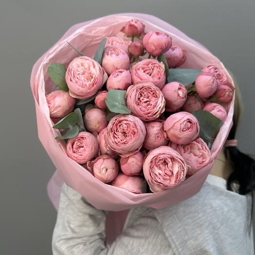 7 кустовых роз с эвкалиптом в нежной упаковке 🌸