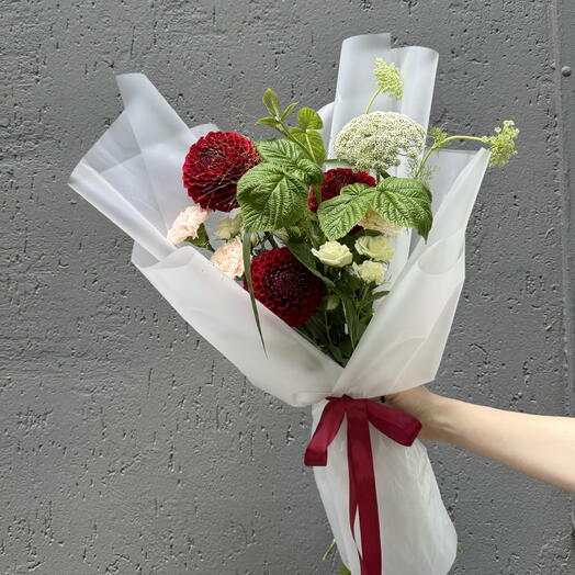 Букет из красных георгин и кустовых роз с зеленью