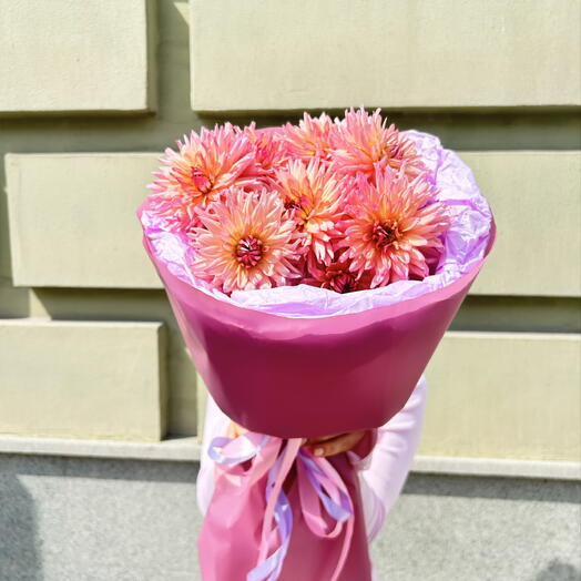 Букет из рыжих георгин