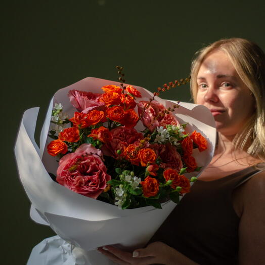 Оранжевый букет из пионовидных роз, кустовых роз и оксипеталума