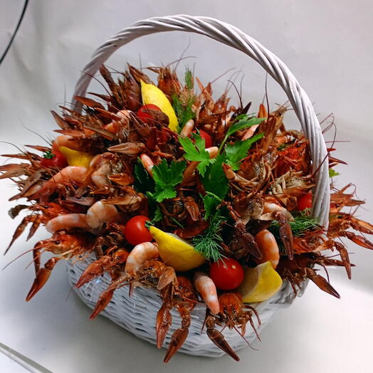 Корзина с раками и креветками
