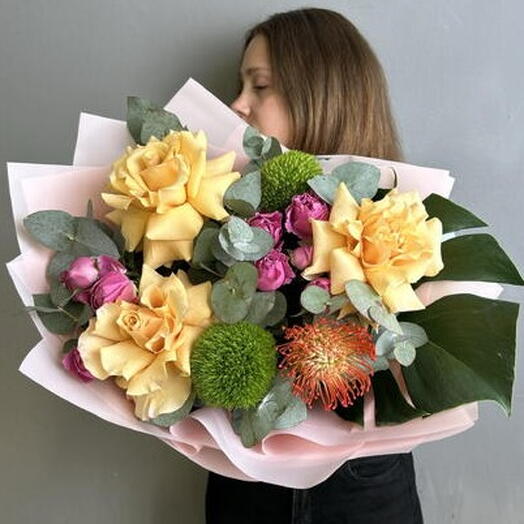 Яркий букет из кустовых роз, гвоздик и французских рощи
