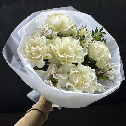 Французских белых роз и альстромерии 💐 букет