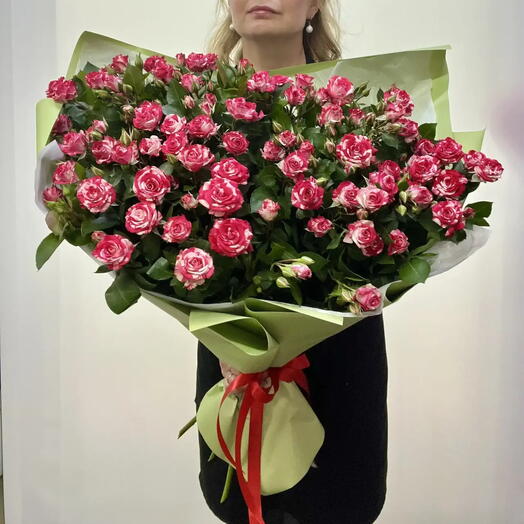 Яркий моно букет Признание из кустовой розы