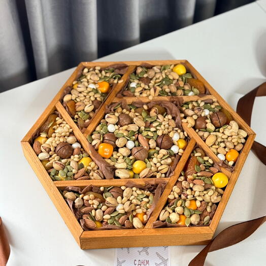 Подарочный бокс с орехами и сухофруктами