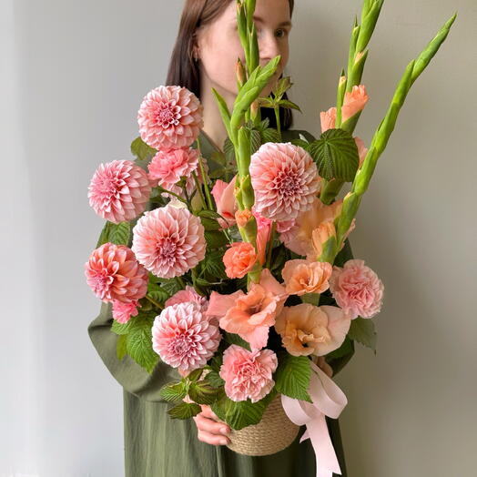 Корзина с георгинами и гладиолусами