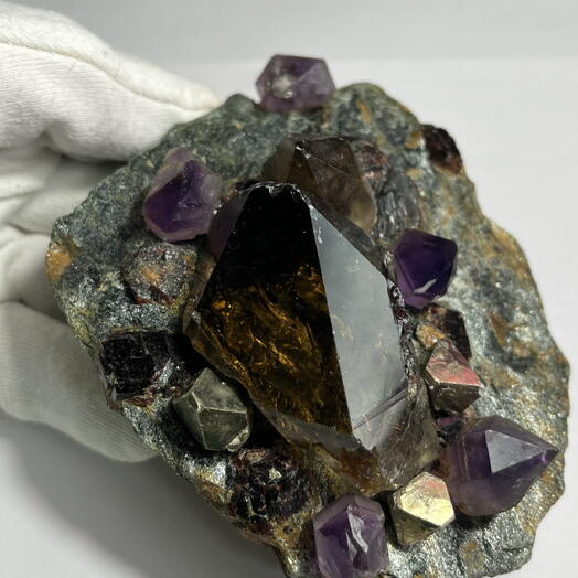 Композиция кристаллов и камней Coolcrystals 094: раухтопаз, пирит, аметист, альмандин