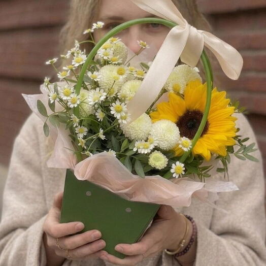 Композиция в сумочке на 1 сентября с подсолнухом, ромашкой и хризантемой🌼
