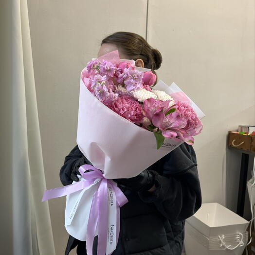 Букет-комплимент: маттиола,альстромерия,пионовидные розы и хризантема, нежный букет