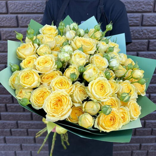 Желтая кустовая пионовидная роза 💛