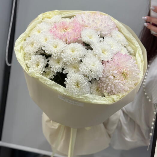 Пышный букет из одноголовой и кустовой хризантемы