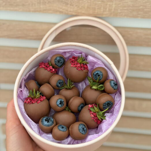 Клубника и голубика в шоколаде