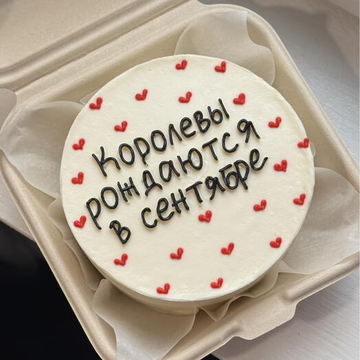 Бенто торт с надписью «Королевы рождаются в сентябре» + подарок от Vivienne Sabo — румяна MACARON