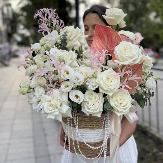 Композиция в корзине с белой розой «Мечта»