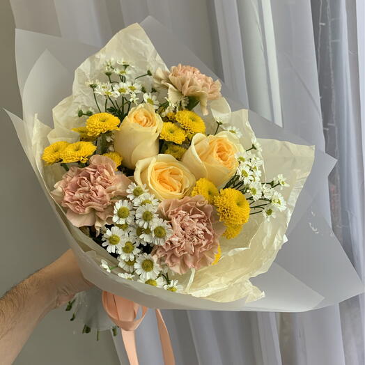 Букет с розами и диантусами