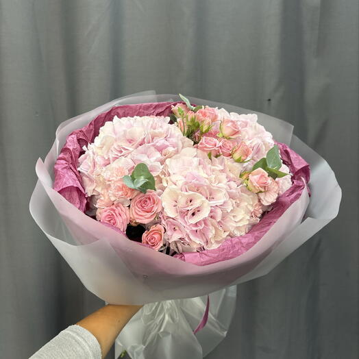 Шикарный букет из розовых гортензий, кустовых роз и диантусов