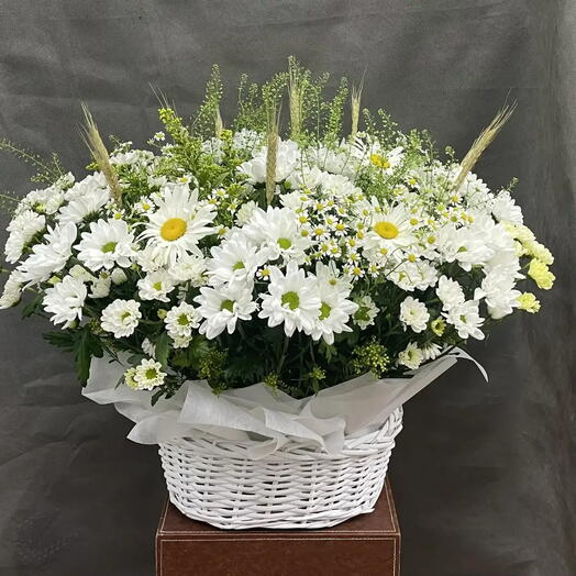 Корзина с летними ромашками