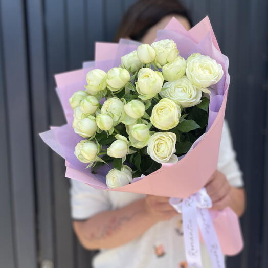 Кустовые белые розы в розовой упаковке💕