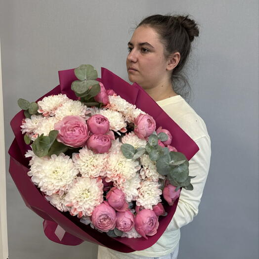 Букет с пионов днями розами