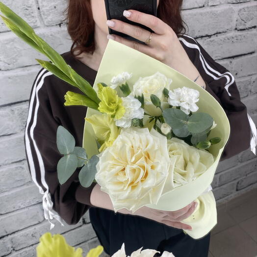 Букет с розами и гладиолусом
