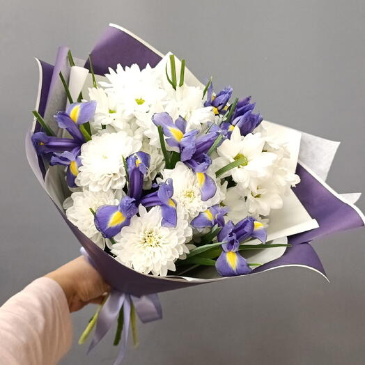 Букет из ирисов и хризантем кустовых