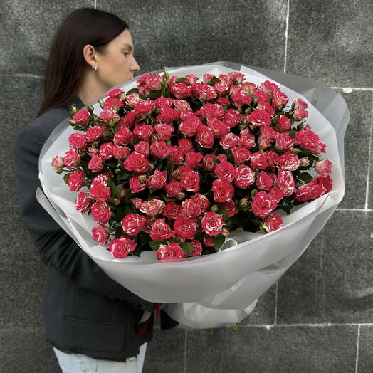Букет двухцветных кустовых роз «Фейерверк» 21 шт