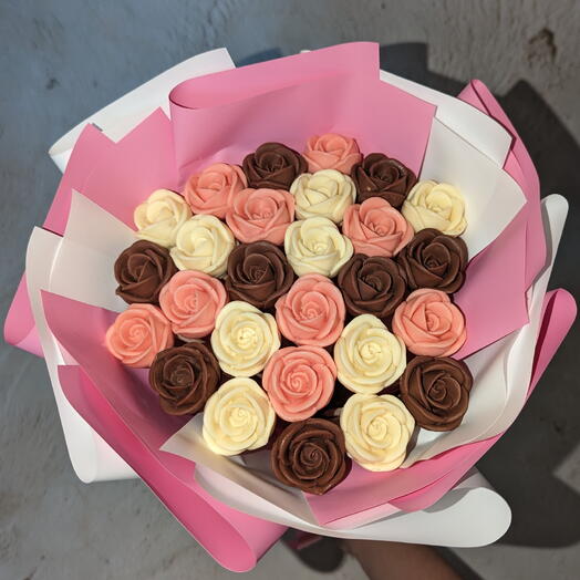 «Молочное облако с клубникой»🍓🍫🤍Букет из 27 шоколадных роз ( шоколад : клубничный, молочный, белый)