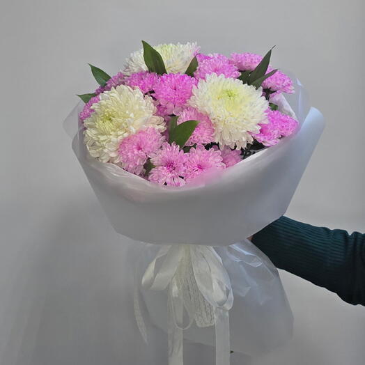 Букет из кустовых и одноголовых хризантем