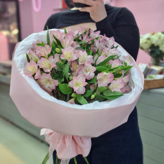 Пышный стойкий букет из альстромерий