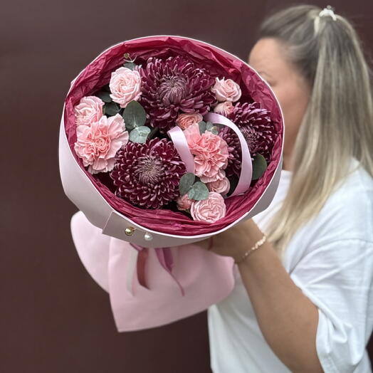 Эффектный букет винных хризантем и пионовидной кустовой розы