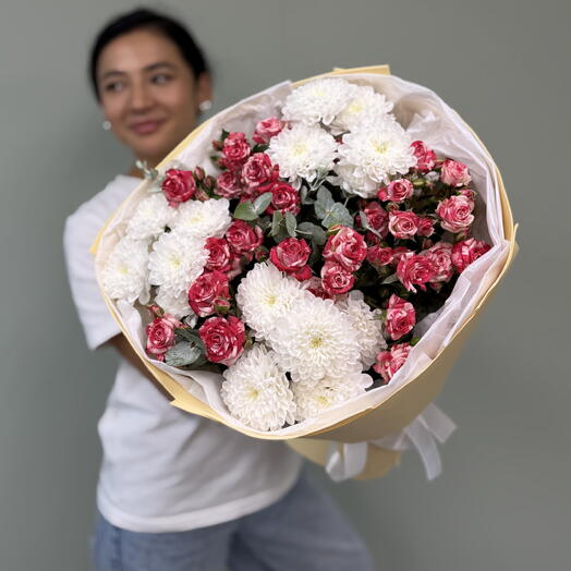 Пышный букет 🌸 «Отзывчивость » — белые хризантемы  и розы кустовые сорта Fair Works 🤍