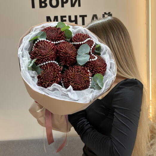 Букет из сезонных хризантем бигуди ред и эвкалипта / дофамин / Доставка в Уфе