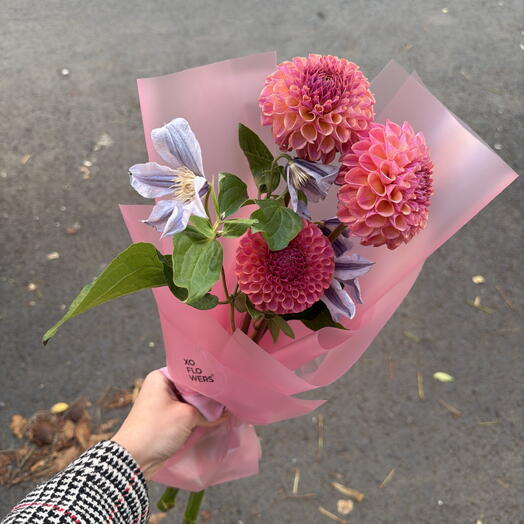 Букет-комплимент с осенними георгинами и клематисом от XOFLOWERS