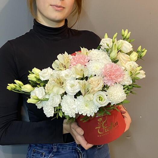 Композиция с розами шармант, эустомой, альстромерией и диантусами в красной шляпной коробке