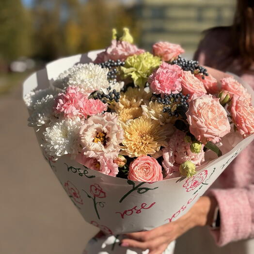 Авторский яркий букет с кустовой розой, хризантемой, ягодами, лизиантусом (эустомой)