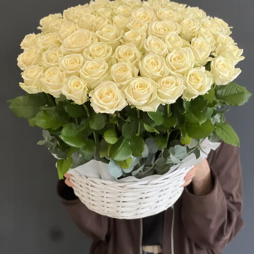Корзина с розами 75шт