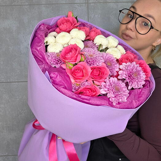 Круглый букет с кустовыми розами 🌸