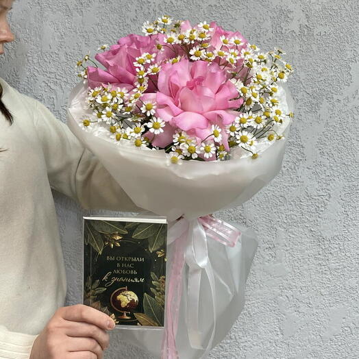 Букет для учителя из французской розы, полевой ромашки с шоколадом 💐