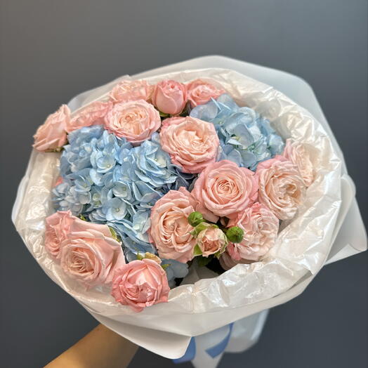 Яркий дофаминовый букет 🌸 гортензия и кустовая пионовидная Роза