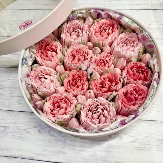 Клубничные цветы из зефира