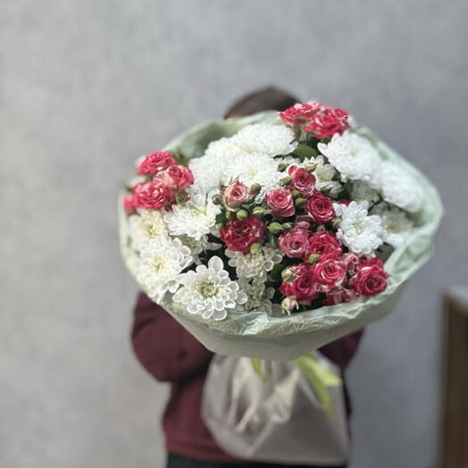 Букет из кустовых роз и хризантем
