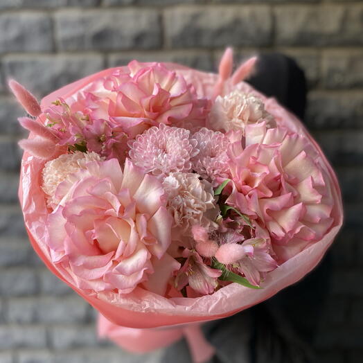Букет "Воздушный десерт" 🧁🌸
Розы, диантусы ,альстермерии хризантема