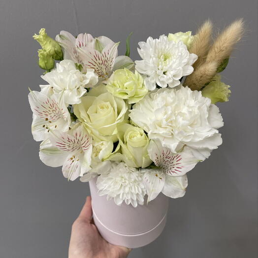 Композиция с розами, альстромерией, лагурусом